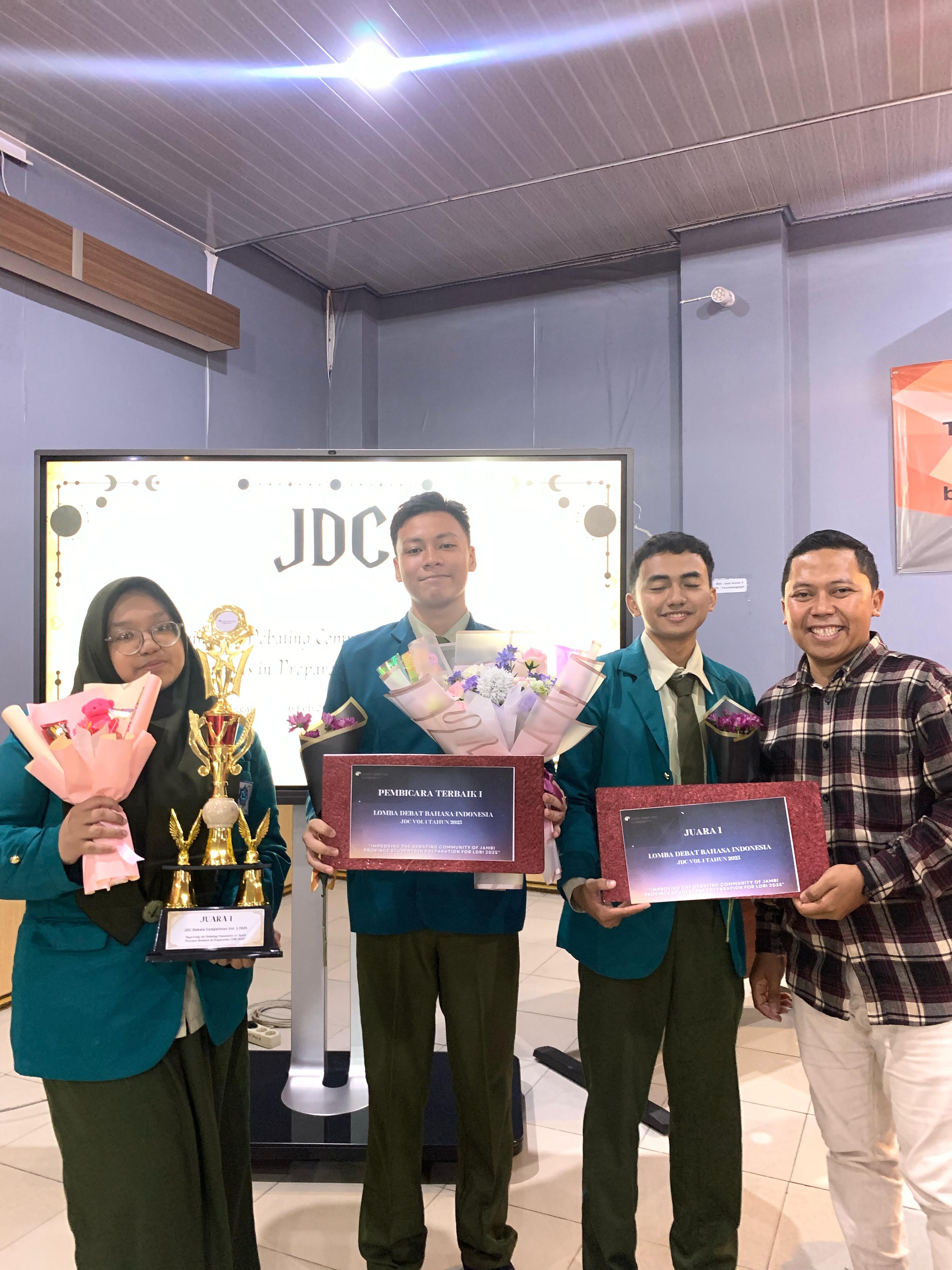 Bahas Politik Otoriter dan Kemajuan Negara Berkembang, MAN IC Jambi raih Juara 1 dalam LDBI JDC 2025.