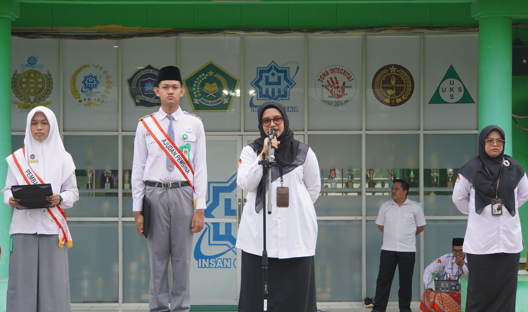 Semangat Baru di MAN IC Jambi: Upacara Bendera Perdana Tahun Ajaran 2025/2026, PLH Kepala Tegaskan Komitmen Visi Misi