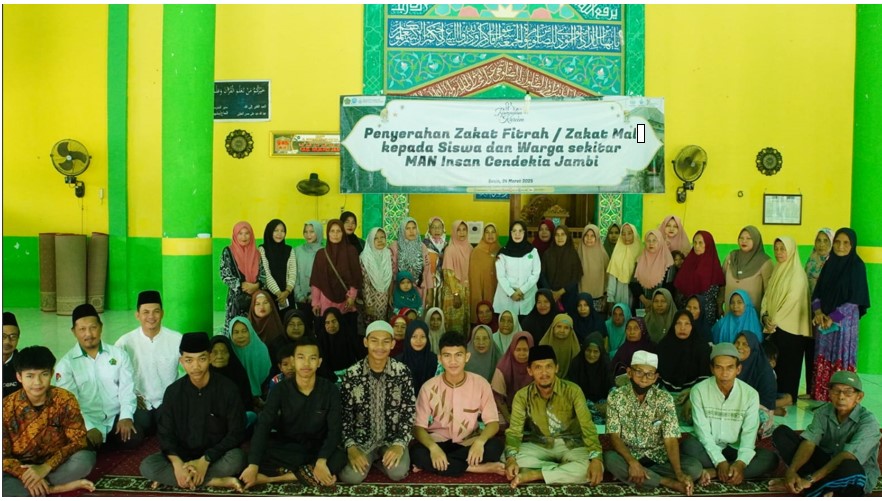 Bantu Sesama, MAN IC Jambi Realisasikan Penyerahan Zakat kepada Mustahik