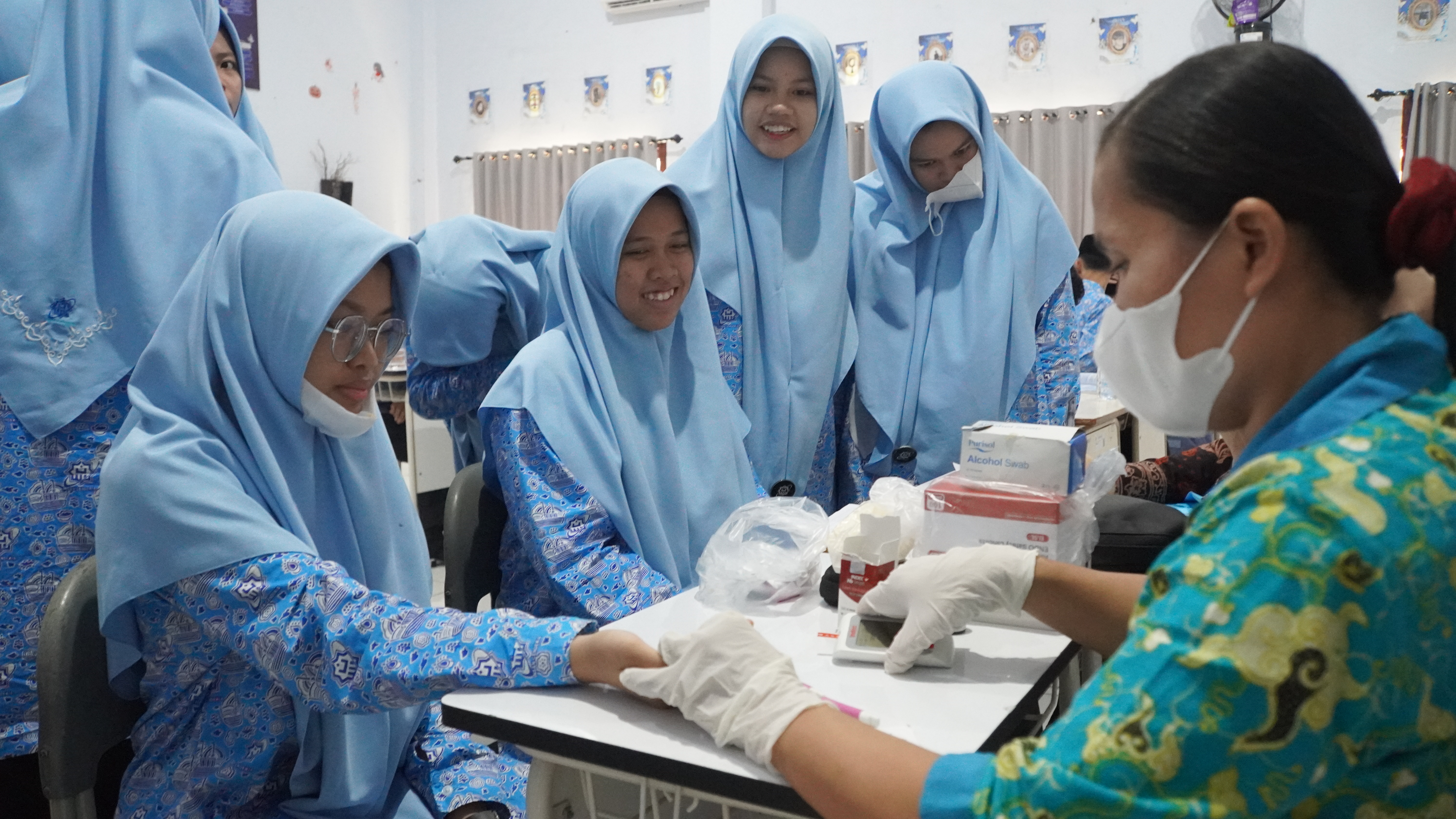 Cegah Anemia Sejak Dini, MAN IC Jambi Gelar Pemeriksaan Hb bagi Murid Putri Kelas X
