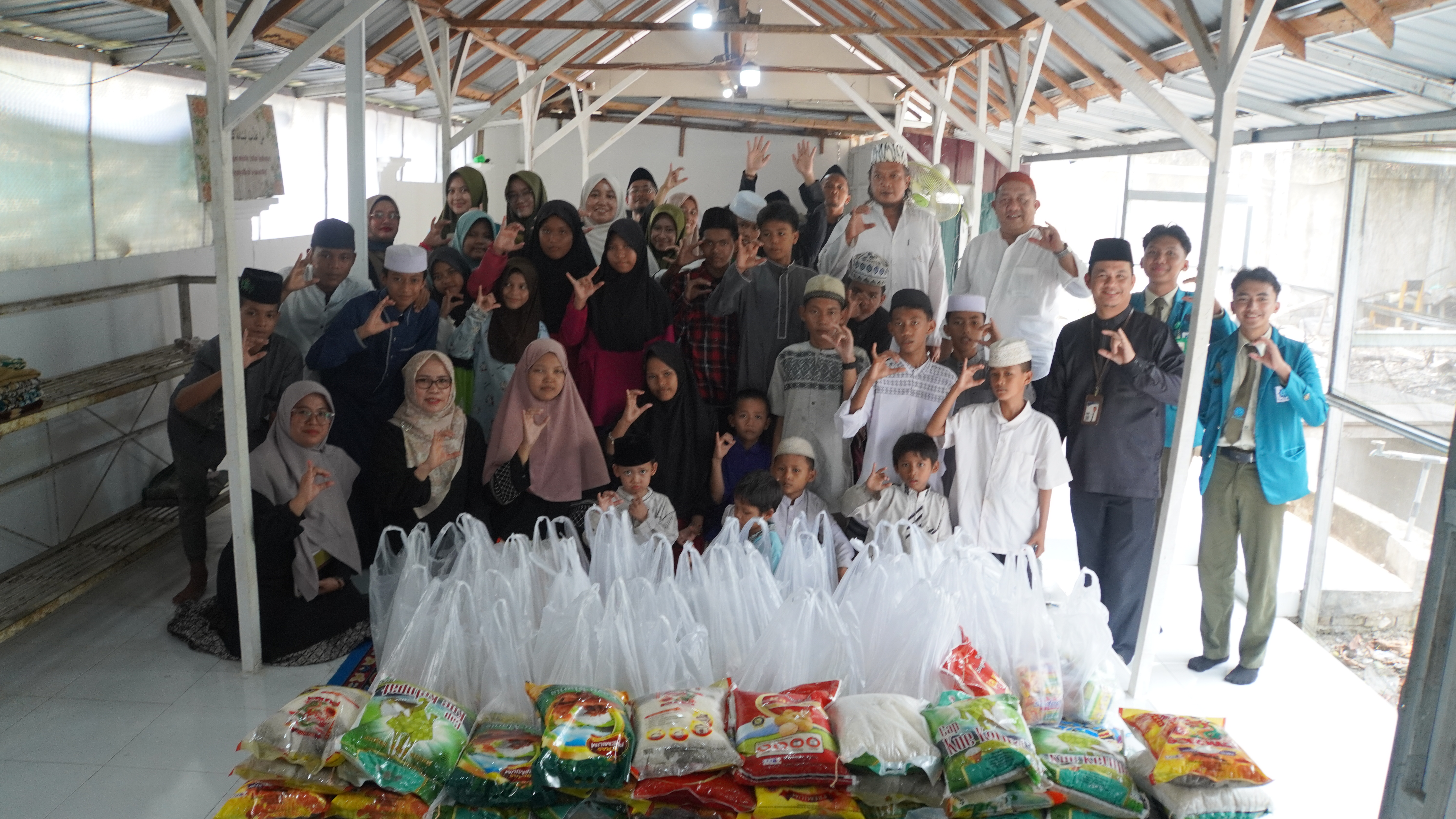 Cendekia Berbagi Hadir di Ponpes Al Fatih Pematang Sulur, 40 Paket Sembako Diserahkan