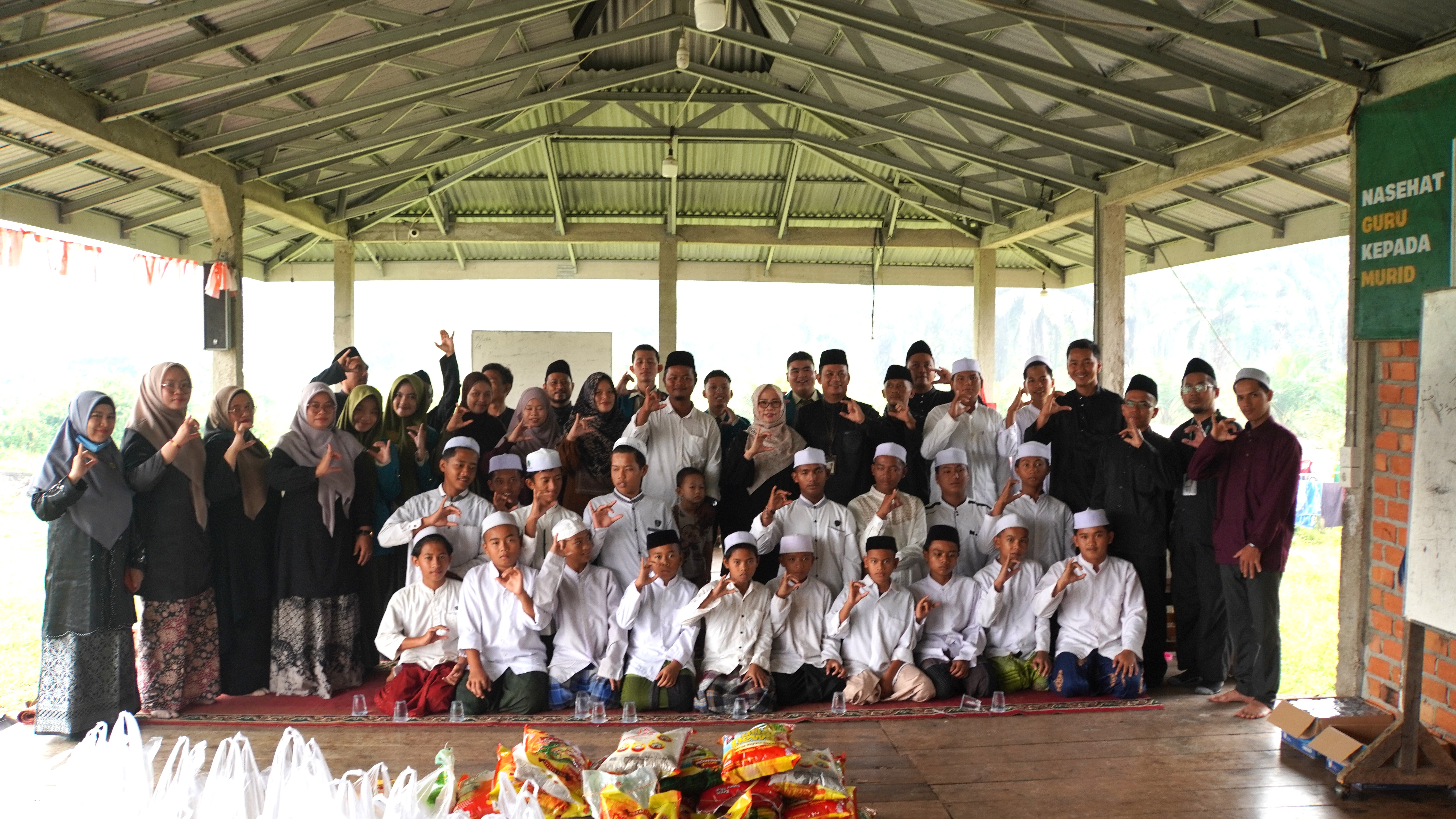 Cendekia Berbagi Hadir di Ponpes Darul Furqon, 32 Paket Sembako Disalurkan