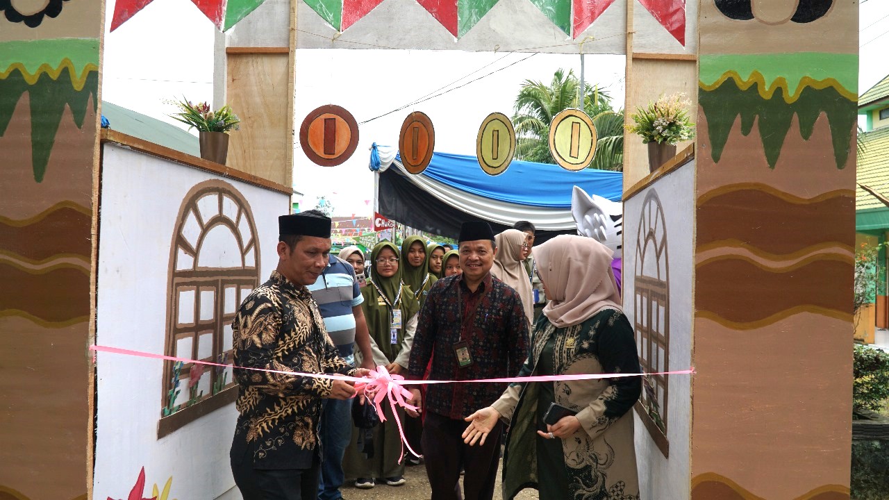 Dibalik SNPDB yang Menegangkan, CRAVE Hadirkan Keceriaan dan Keakraban di Madrasah