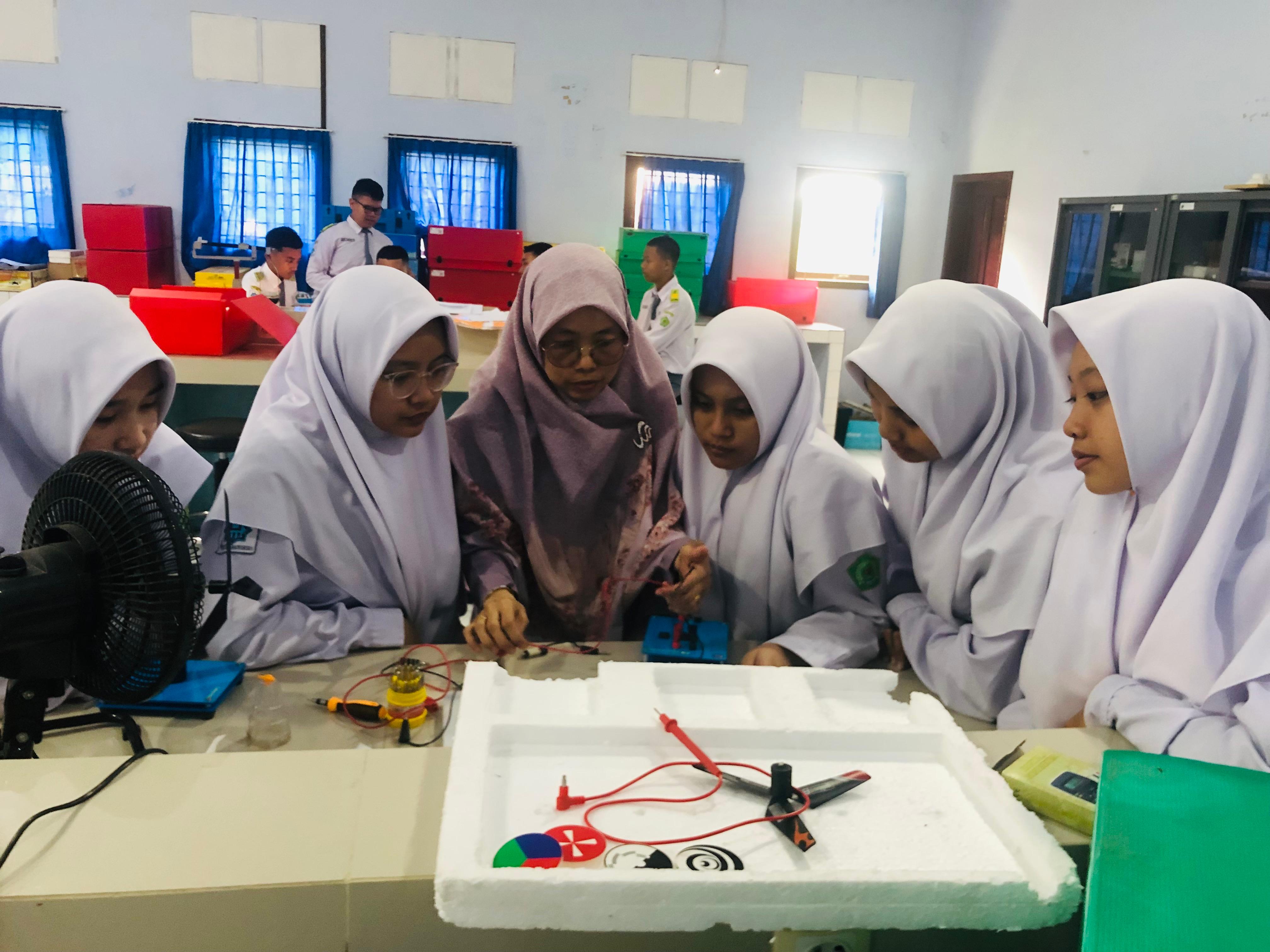 Fisika Jadi Seru, Murid Kelas X MAN IC Jambi Eksplor Energi Surya, Angin, dan Air