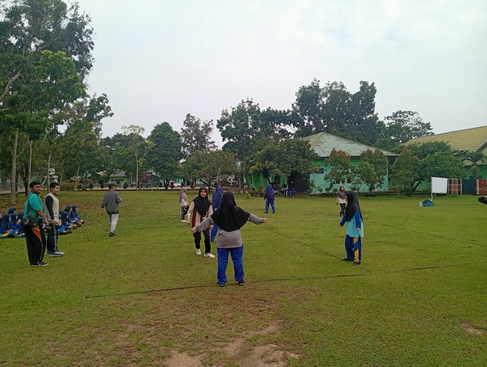 Lomba Menjaga Benteng dan Makan Kerupuk Tumbuhkan Semangat Nasionalisme Siswa MAN IC Jambi