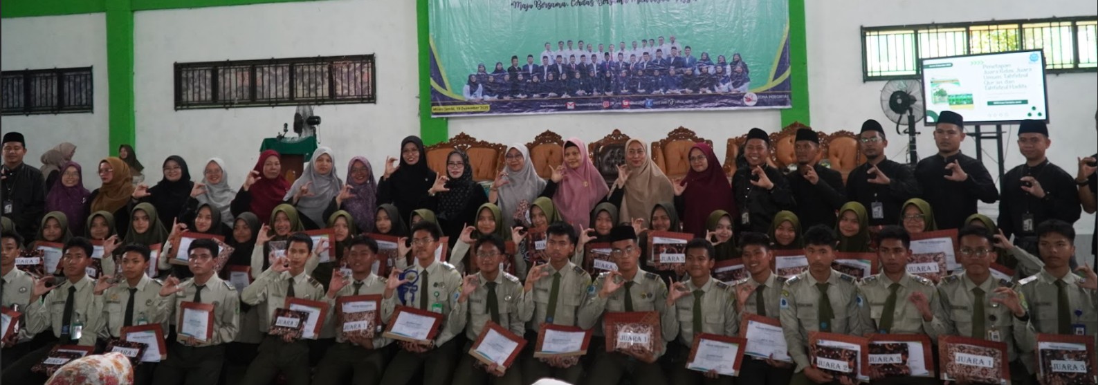 Madrasah Apresiasi Siswa Berprestasi Akademik dan Tahfidzul Qur’an–Hadis pada Penyerahan LHBS
