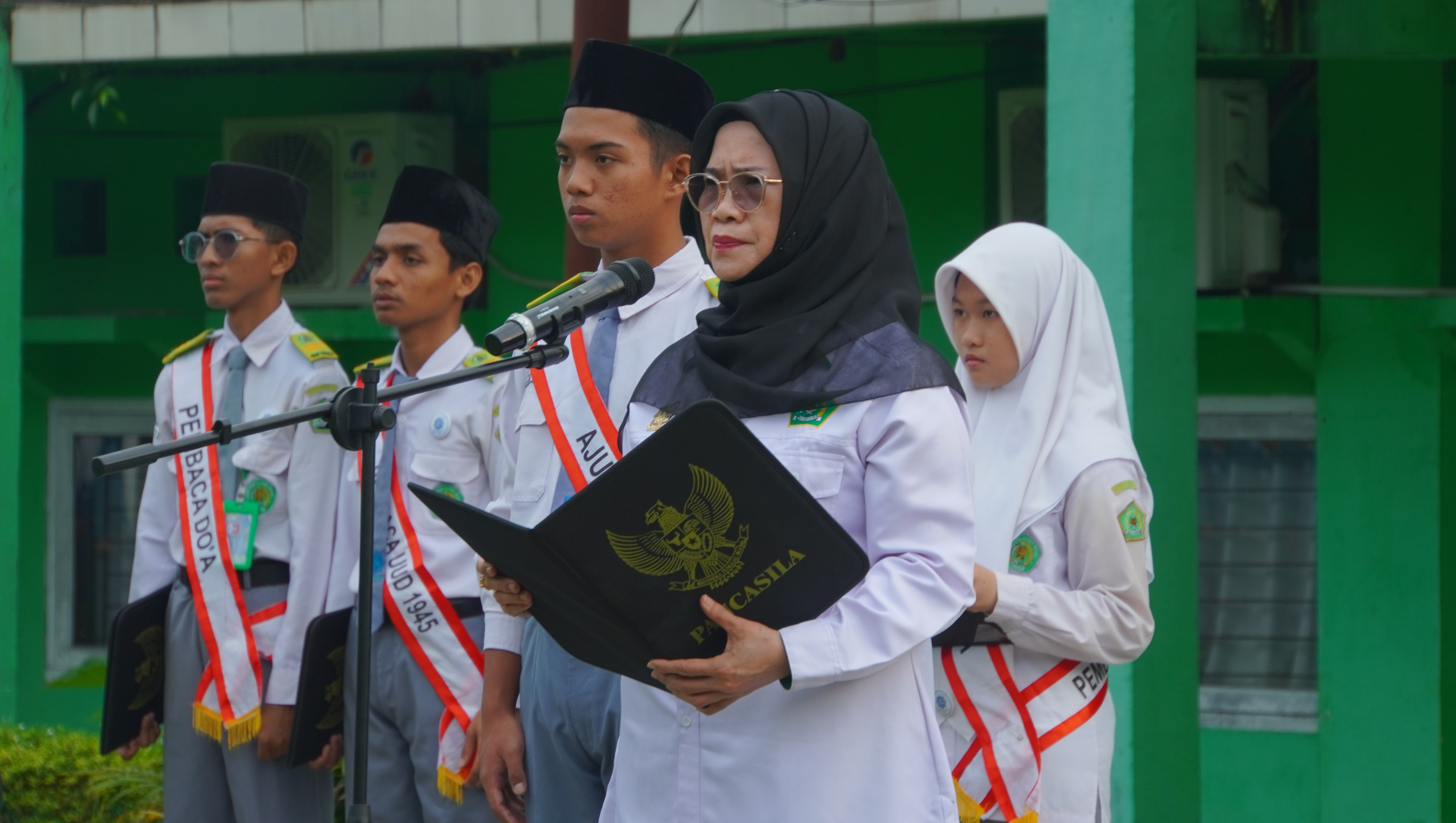 MAN IC Jambi Gelar Upacara Bendera, Kepala Madrasah Tekankan Pentingnya Organisasi dan Fokus Belajar