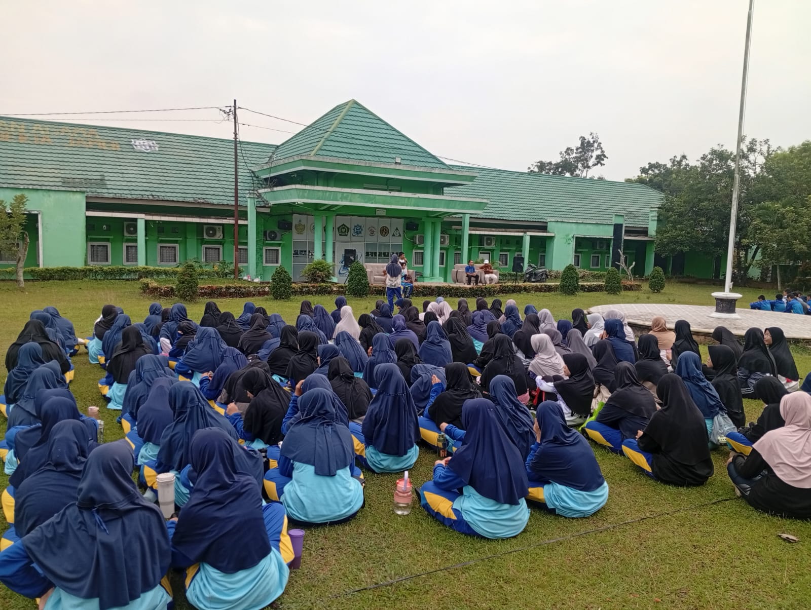 OSIS Bidang Bela Negara Meriahkan HUT RI ke-80 dengan Lomba Tarik Tambang dan Bola Beracun