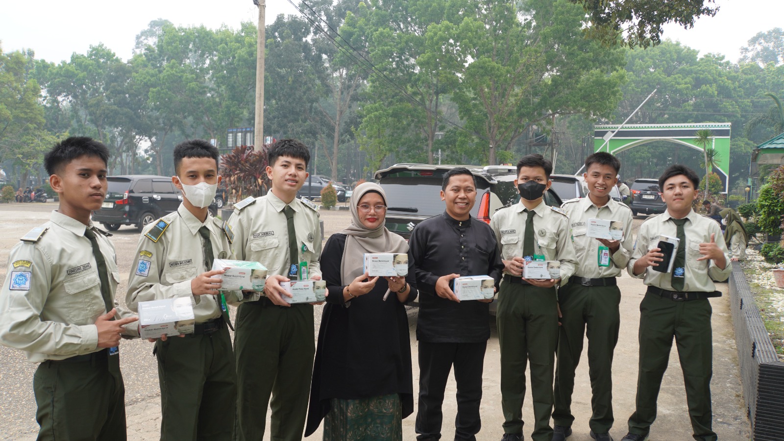 Peduli Kesehatan di Tengah Kabut Asap, MAN IC Jambi Bagikan Masker kepada Seluruh Warga Madrasah