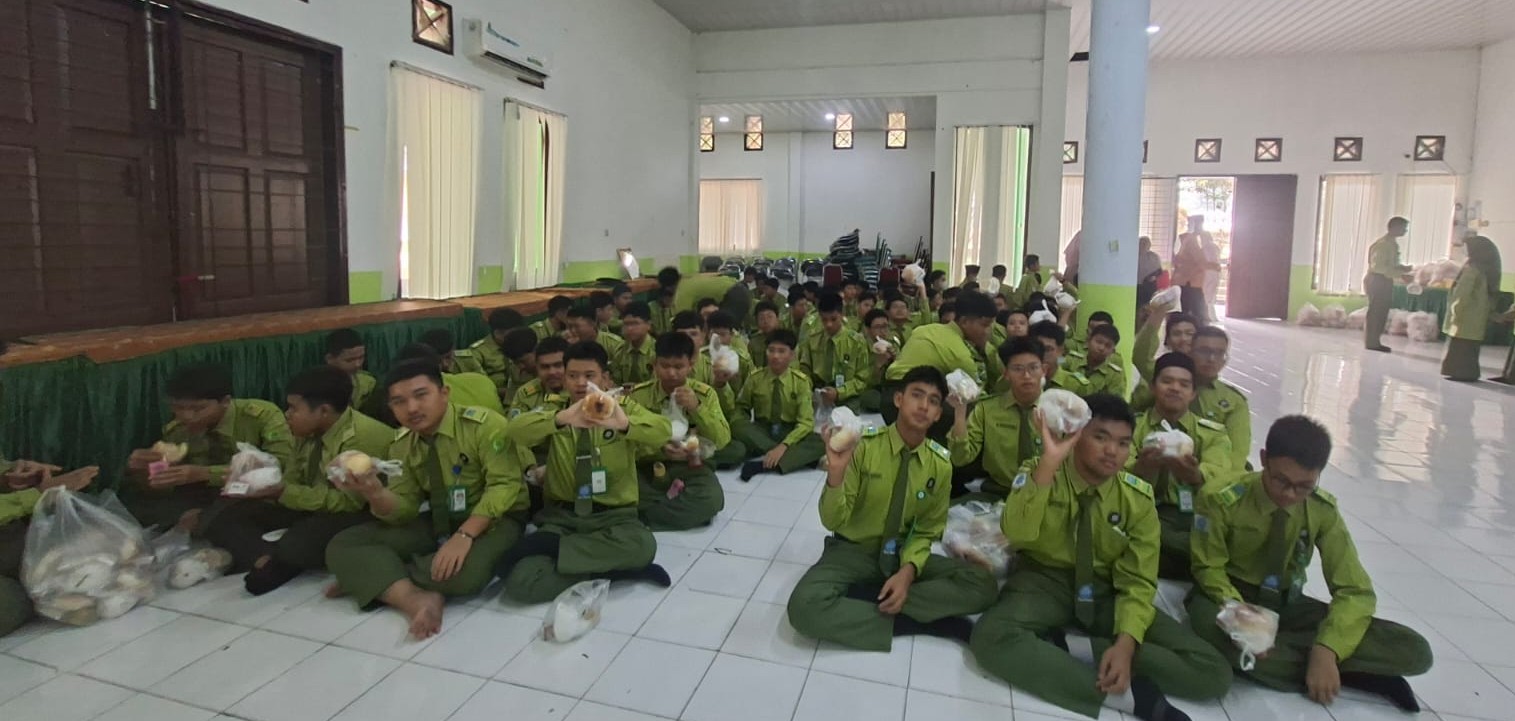 Peduli Kesehatan Murid di Tengah Kabut Asap, MAN IC Jambi Berikan Makanan Tambahan Bergizi