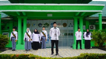 Disiplin dan Integritas Ditekankan, Upacara Bendera MAN IC Jambi Jadi Momentum Penguatan Karakter Murid