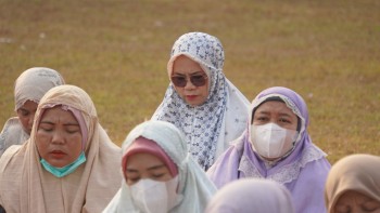 GTK MAN Insan Cendekia Jambi Ikuti Sholat Istisqo di Lapangan TVRI Pijoan