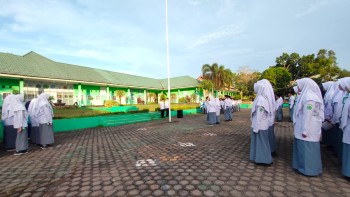 Tingkatkan Kedisiplinan dan Fokus Prestasi, Waka Kesiswaan MAN IC Jambi  Pimpin Apel Rutin