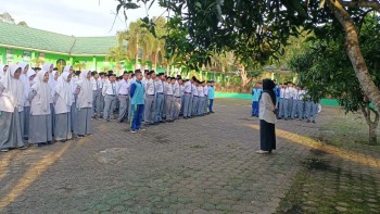 Wakil Kepala Bidang Akademik MAN IC Jambi Tekankan Persiapan TKA pada Apel Pagi