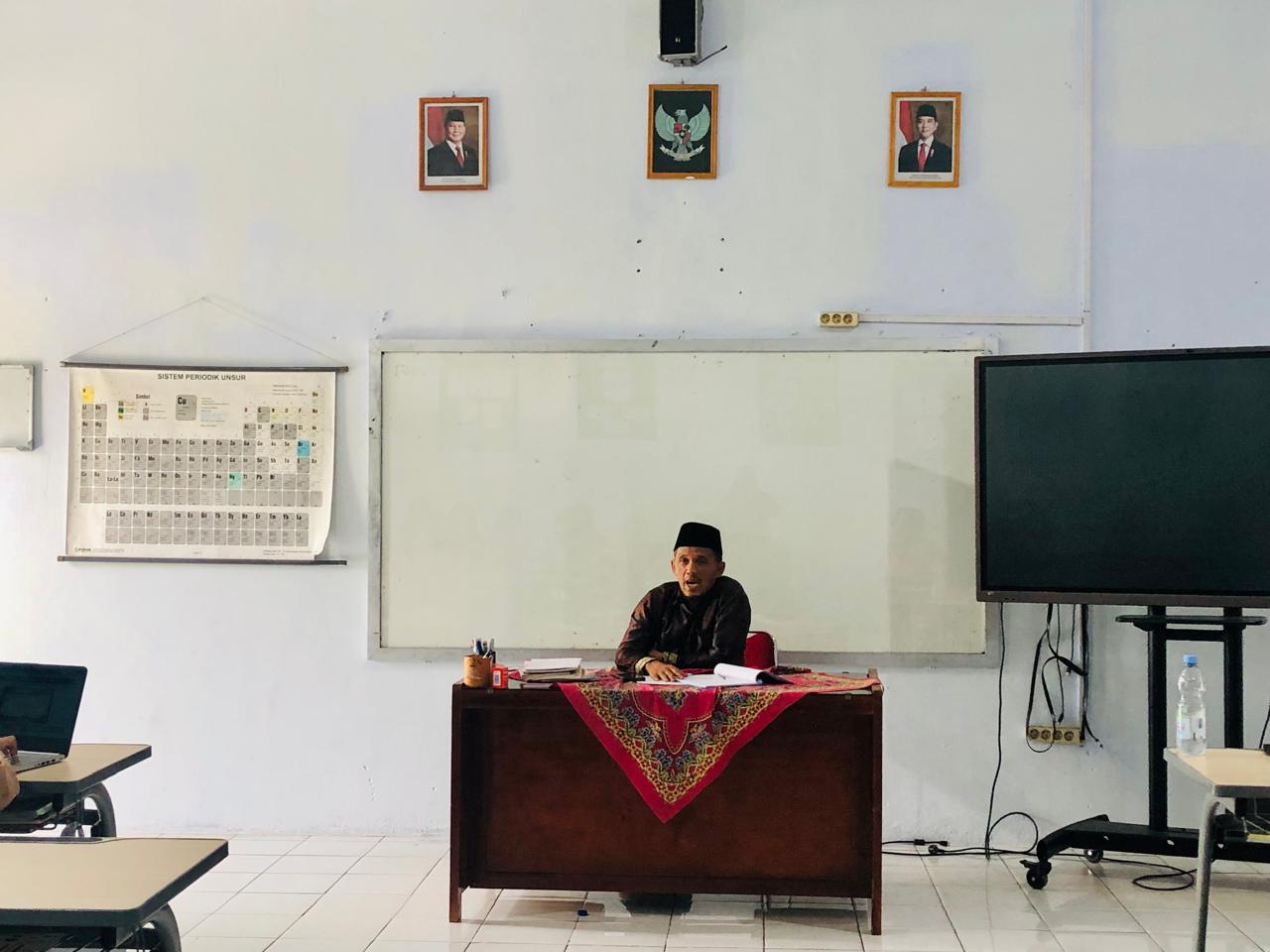 Wakil Kepala Bidang Akademik Monitoring Pembelajaran Akidah Akhlak tentang Keteladanan Sikap Para Imam Mazhab